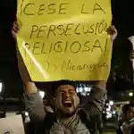 Exiliados nicaragüenses en Costa Rica participan en la &quot;Vigilia de Fe y Libertad&quot;, para protestar contra la detención del obispo de Matagalpa, Rolando Álvarez