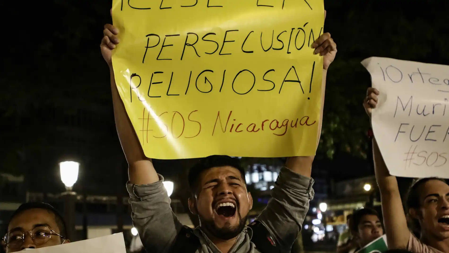 Exiliados nicaragüenses en Costa Rica participan en la "Vigilia de Fe y Libertad", para protestar contra la detención del obispo de Matagalpa, Rolando Álvarez