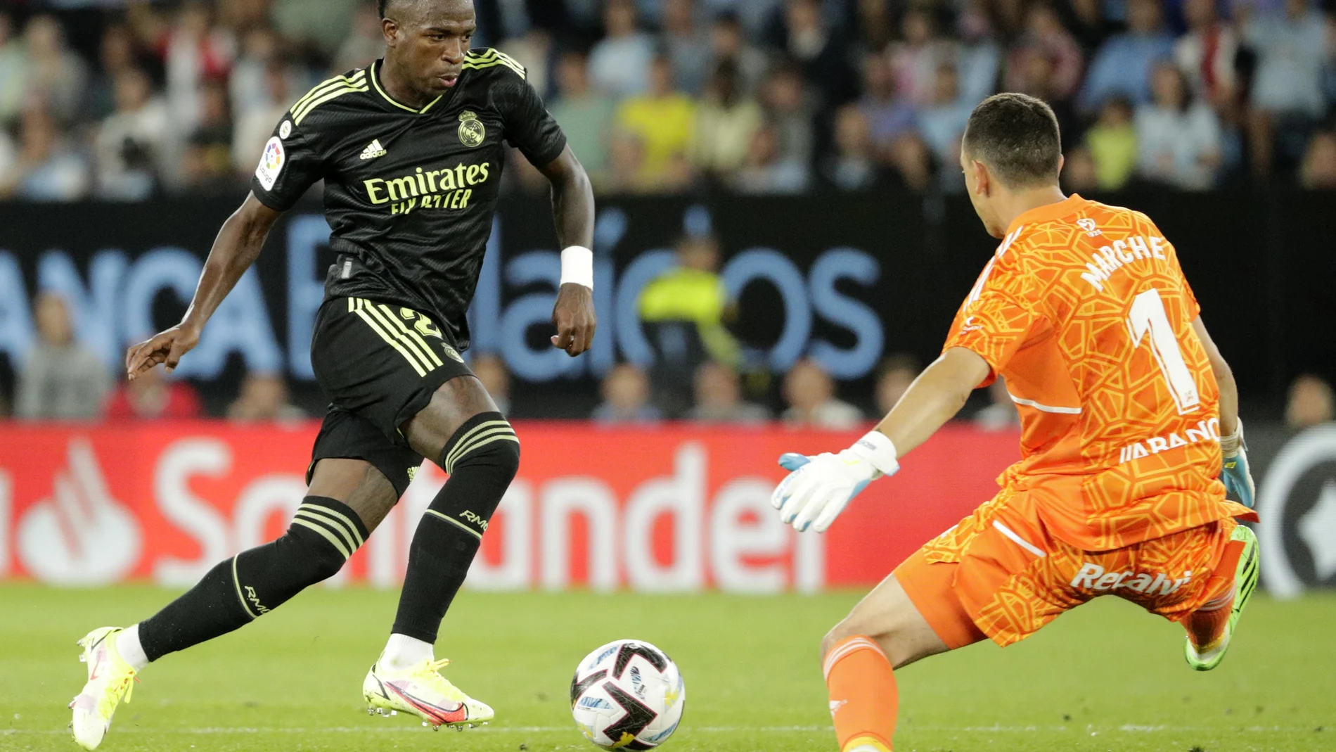 Vinicius regatea a Marchesin antes de marcar el tercer gol del Real Madrid ante el Celta