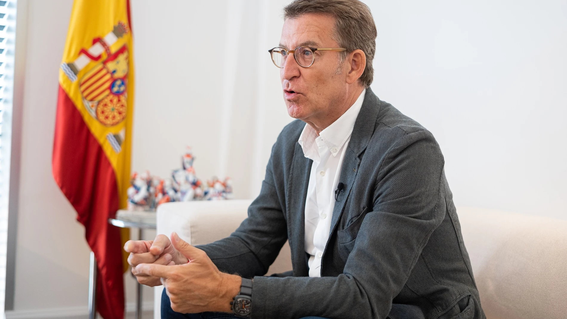 El líder del PP, Alberto Núñez Feijóo, condece una entrevista a Europa Press en la sede del PP gallego en Santiago de Compostela.
