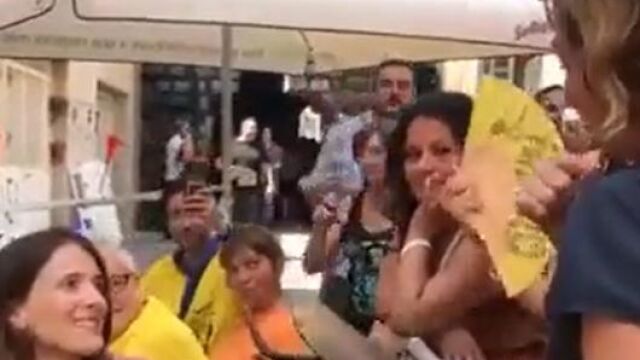 Una vecina de Vila de Gràcia regala a Ada Colau una cucaracha gigante en honor a la suciedad de las calles de Barcelona.