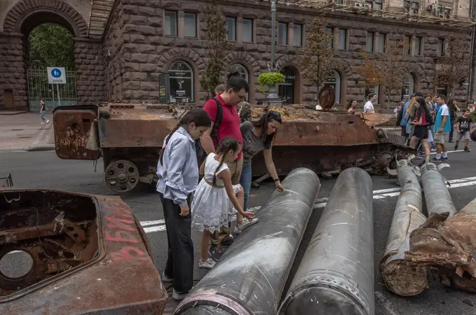 Desfile militar ruso en Ucrania... de carros de combate destruidos