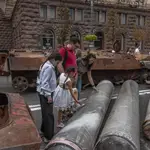 Una familia observa la curiosa exposición de armamento ruso destruido en el centro de Kyiv