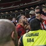 Mario Hermoso discute con aficionados del Atlético de Madrid