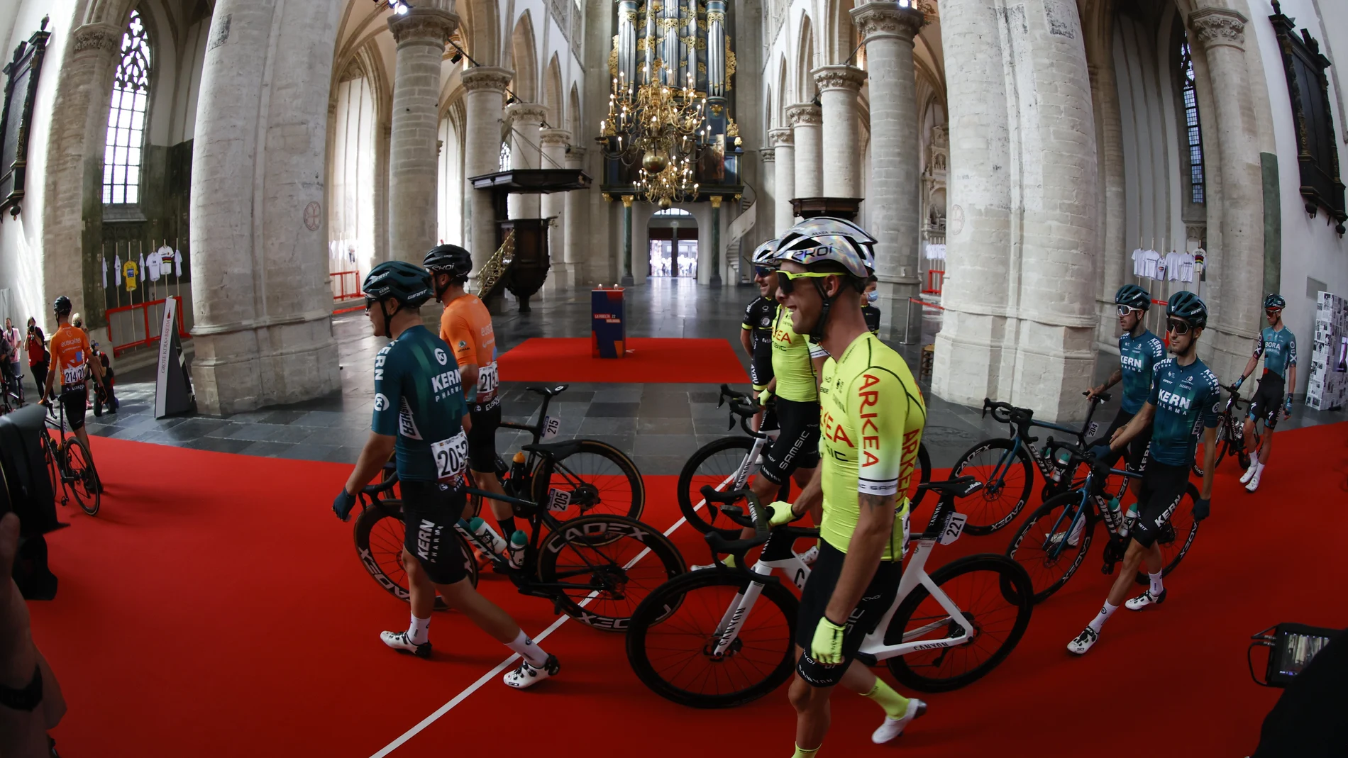 Los ciclistas pararon en la catedral de Breda
