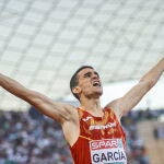 Mariano García celebra el oro en la prueba de 800 metros en el Campeonato Europeo de Múnich 2022