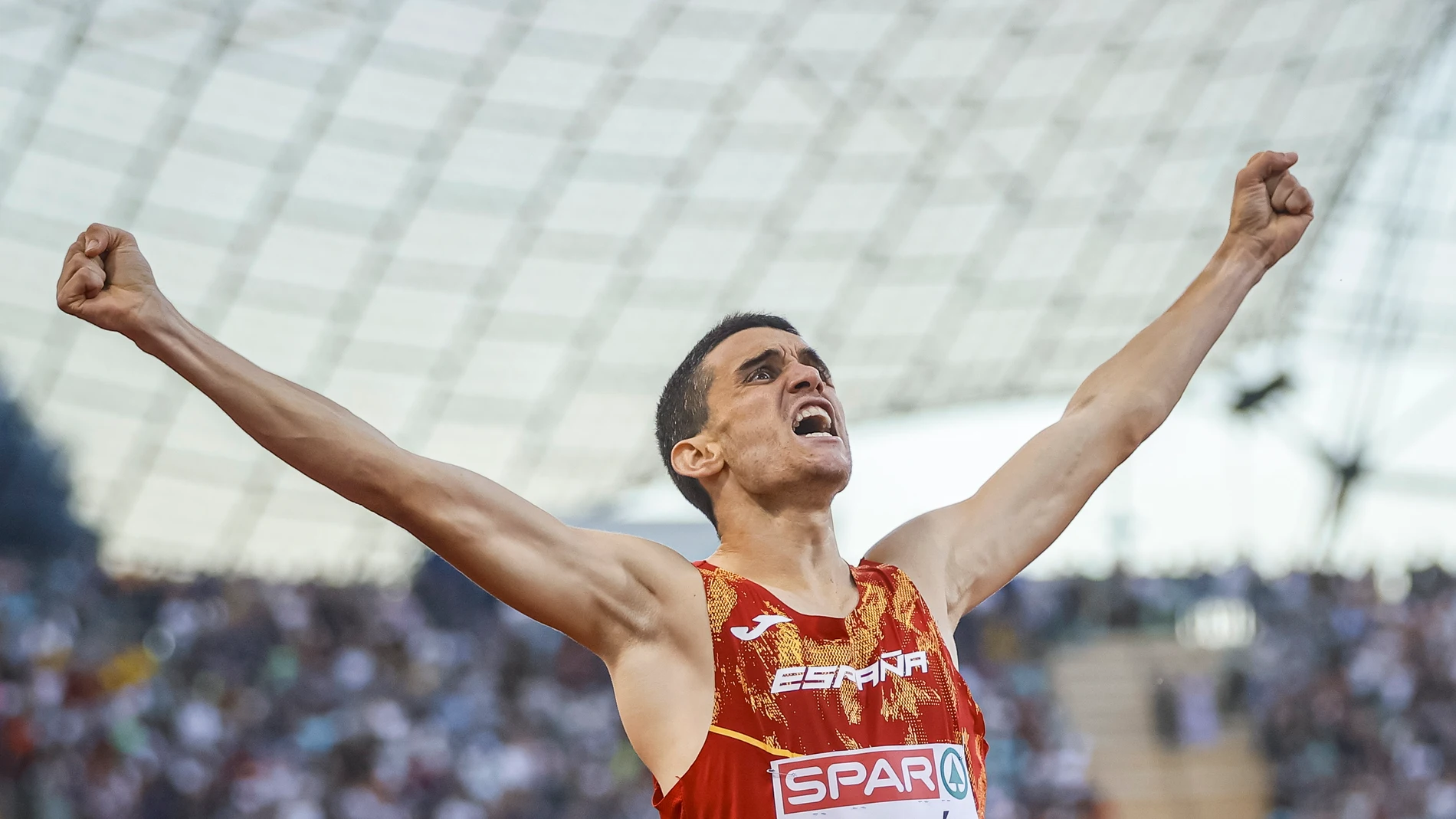 Mariano García celebra el oro en la prueba de 800 metros en el Campeonato Europeo de Múnich 2022