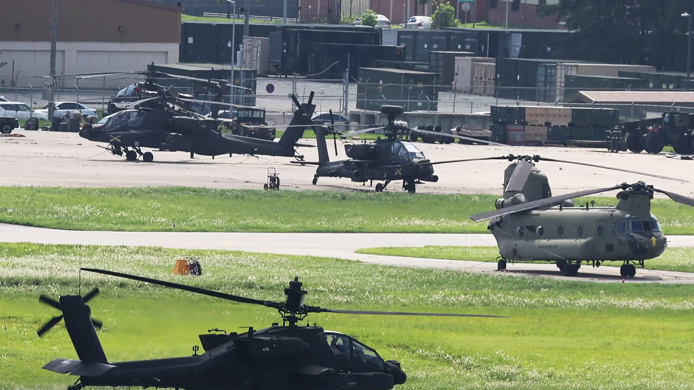 Helicópteros de ataque Apache son vistos en la base del Ejército de Estados Unidos, Camp Humphreys, en Pyeongtaek, Corea del Sur