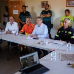 El president de la Generalitat, Ximo Puig (c), mantiene una reunión en el Puesto de Mando Avanzado (PMA) de Viver (Castellón) para conocer la situación del incendio originado en Bejís