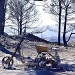 Una motocicleta quemada a la entrada de Vall d&#39;Ebo por el incendio forestal