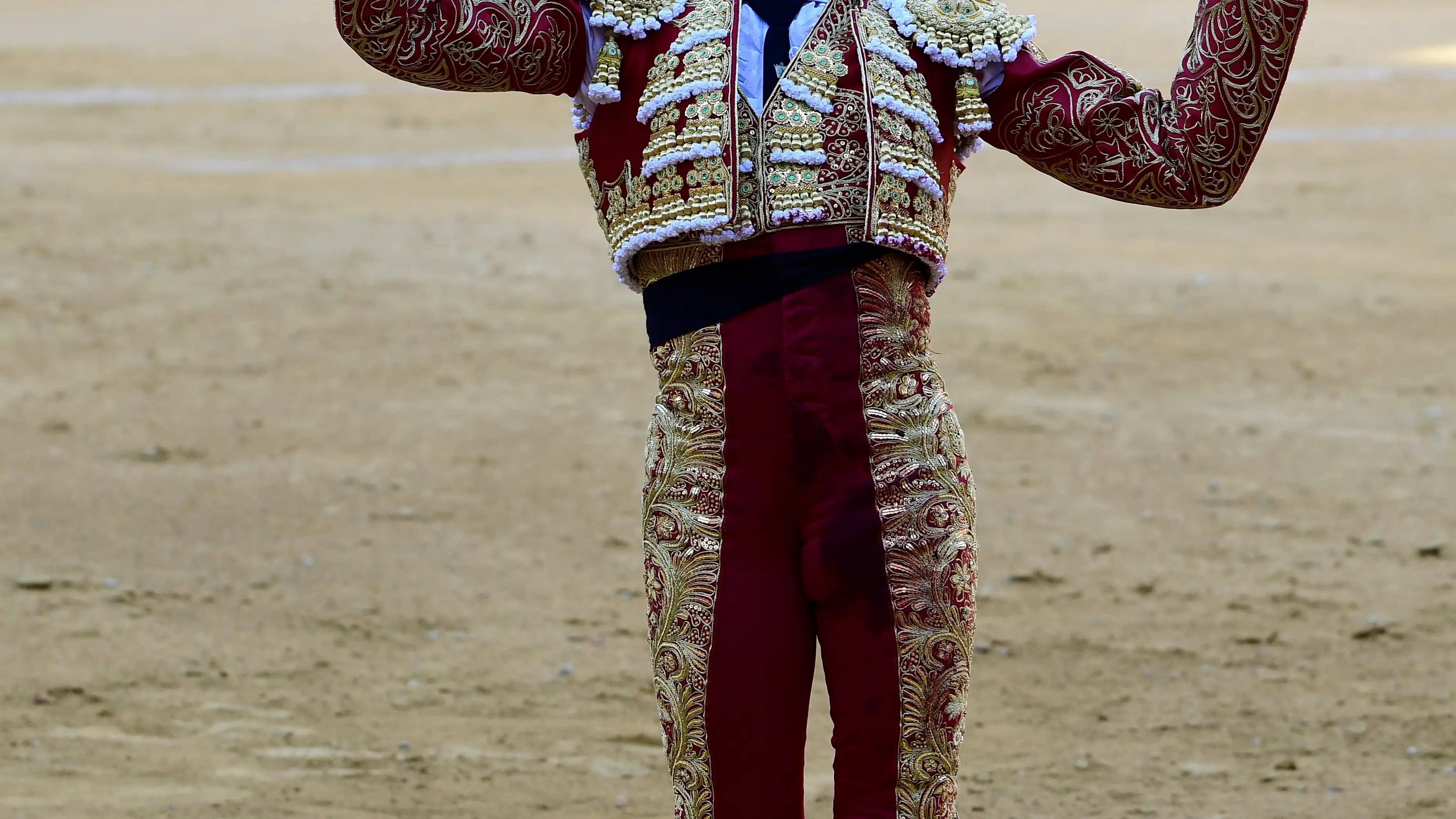 ALMERÍA 20/082022. El diestro Emilio Justo tras cortar dos orejas a su primer toro, durante la corrida de abono de la Feria Taurina de Almería este domingo.-EFE / Carlos Barba