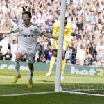 Breden Aaronson, del Leeds celebra un gol ante Edouard Mendy, portero del Chelsea