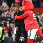 Casemiro, con la mascota del Manchester United, Fred the red
