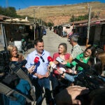 El alcalde de Burgo, Daniel de la Rosa, visita el poblado del Encuentro acompañado por la concejala de Servicios Sociales, Sonia Rodríguez