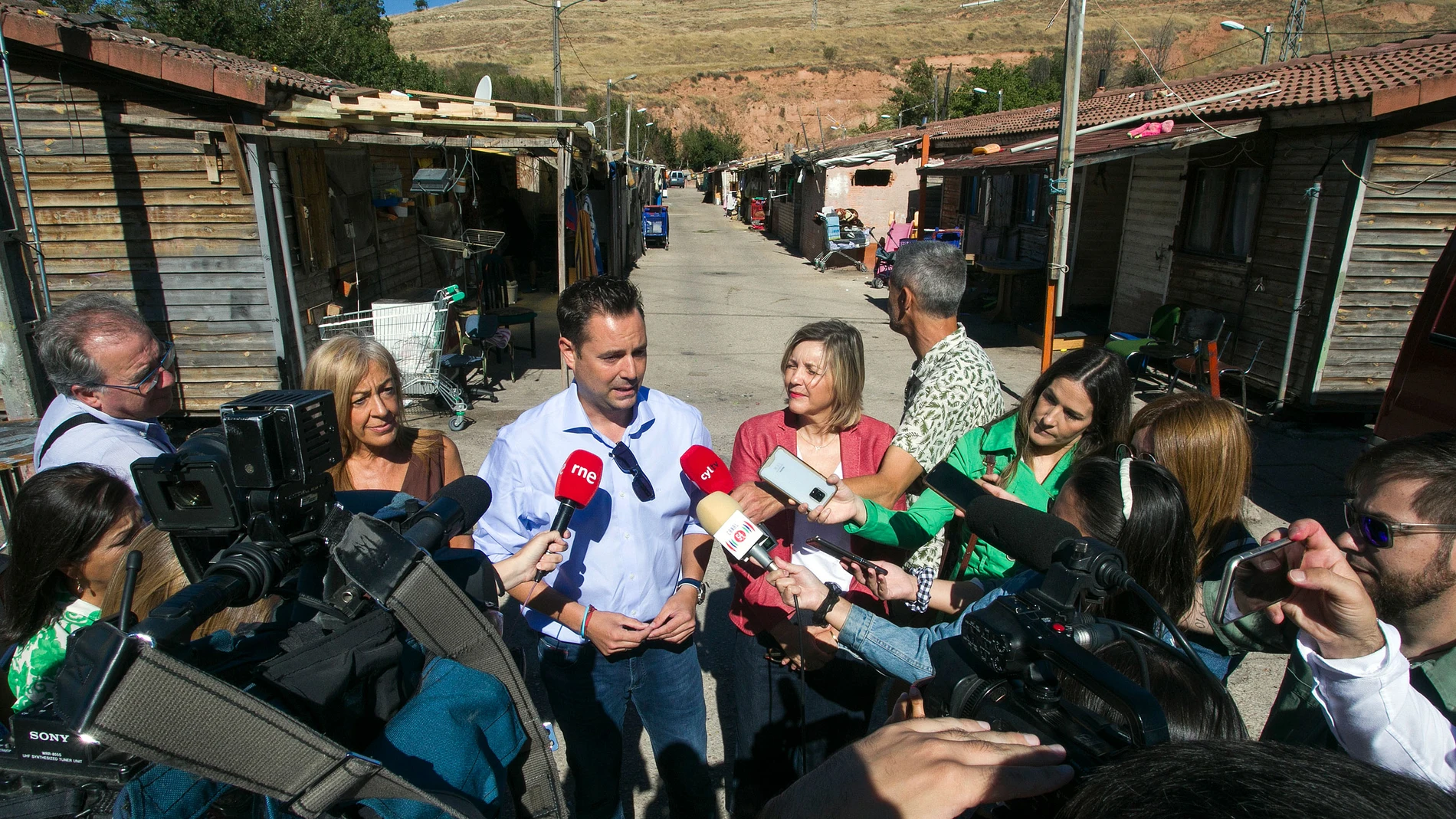 El alcalde de Burgo, Daniel de la Rosa, visita el poblado del Encuentro acompañado por la concejala de Servicios Sociales, Sonia Rodríguez