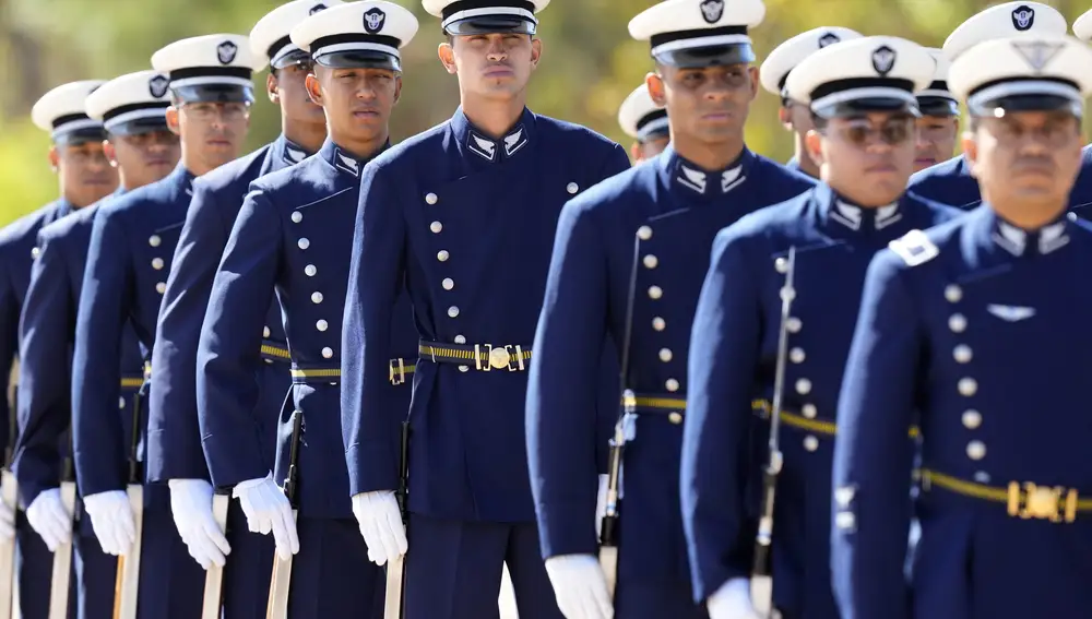 Miembros de la Fuerza Aérea Brasileña esperan el inicio de una ceremonia de honores militares para el corazón del ex emperador de Brasil Dom Pedro I