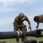 Militares ucranianos se colocan encima de un tanque mientras se toman un descanso durante un entrenamiento con su unidad en la región de Donetsk