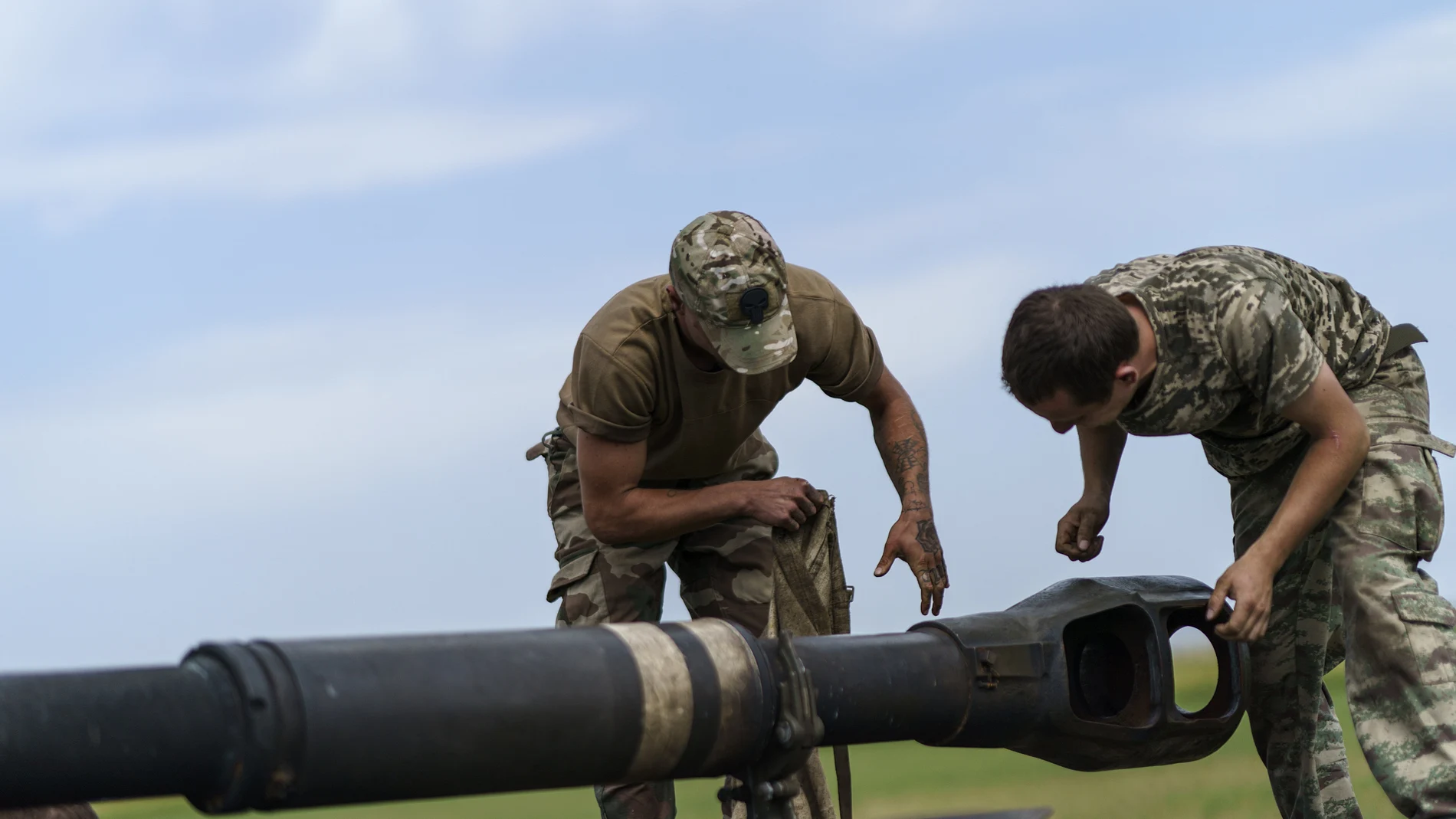 Militares ucranianos se colocan encima de un tanque mientras se toman un descanso durante un entrenamiento con su unidad en la región de Donetsk
