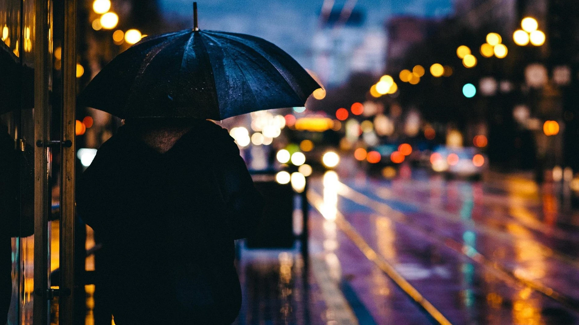 Persona bajo un paraguas tras la lluvia