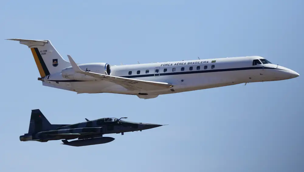 Un avión de la Fuerza Aérea Brasileña es escoltado por un avión de combate mientras lleva el corazón del antiguo emperador de Brasil, Dom Pedro I, y se prepara para aterrizar en una base aérea en Brasilia, Brasil