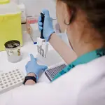 Una enfermera prepara una PCR para el análisis de la viruela del mono, en el Hospital Ramón y Cajal, a 30 de mayo de 2022, en Madrid