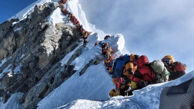 Uno de los numerosos atascos en el Escalón Hillary del Everest