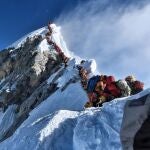 Uno de los numerosos atascos en el Escalón Hillary del Everest