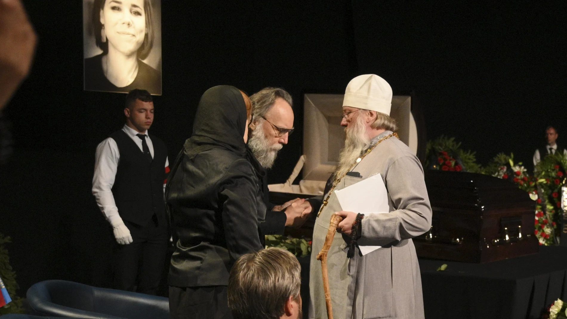 Alexander Dugin, padre de Daria Dugina, en el funeral en Moscú
