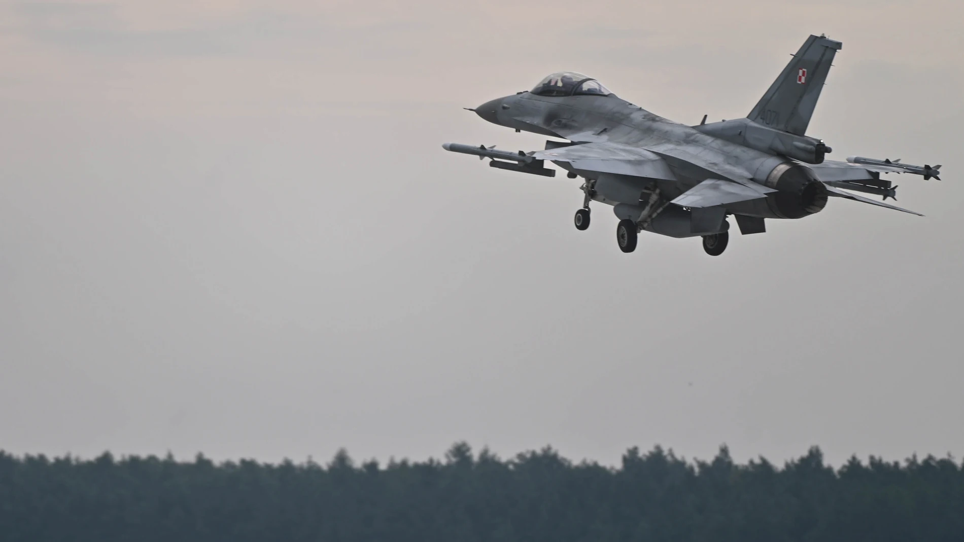 Lask (Poland), 23/08/2022.- Un avión de combate F-16 aterrizando. (Polonia) EFE/EPA/Grzegorz Michalowski