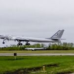Un bombardero estratégico Tu-95 de la fuerza aérea rusa despega en una misión en un lugar no revelado en una foto de archivo