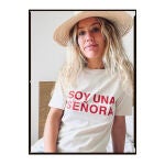 Lucía Benavente con camiseta de su marca.