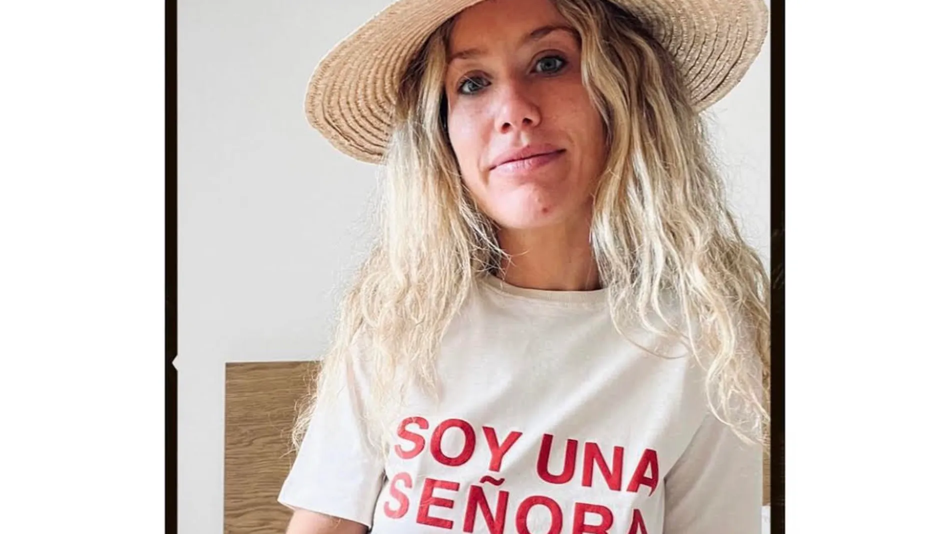 Lucía Benavente con camiseta de su marca.