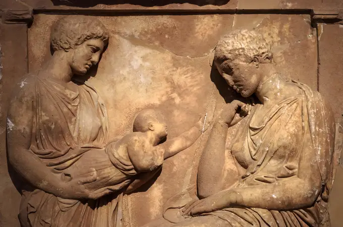 La extraña forma de presentar a los bebés recién nacidos que tenían en la Antigua Grecia