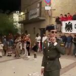 Un individuo vestido de guardia pide silencio a los asistentes con el símbolo separatista "arrano beltza" a sus espaldas