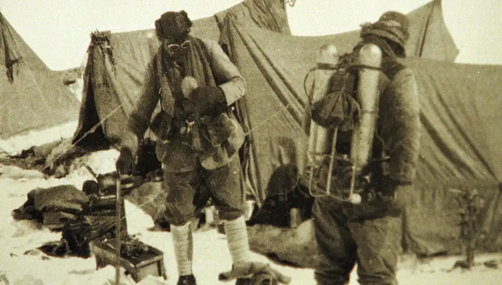 La última foto de George Mallory y Andrew Irvine. Fue tomada el 7 de junio de 1924 antes de partir hacia la cima del Everest. Si alcanzaron la cima o no es todavía un misterio