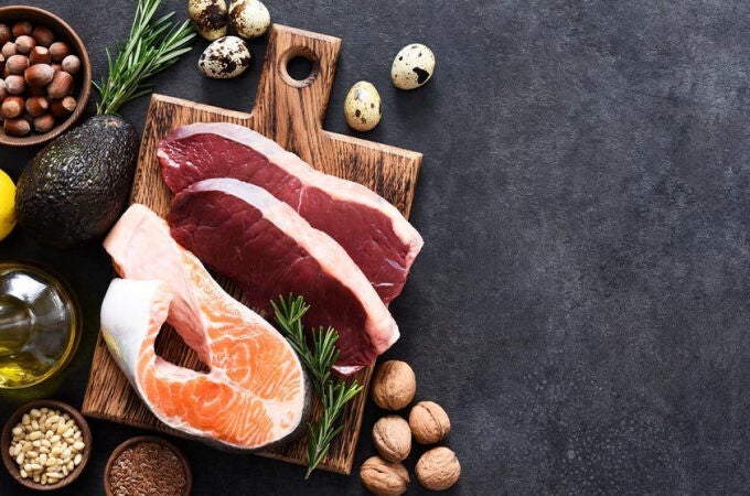 La vitamina B12 está presente en el pescado, en la carne, en las aves de corral, en los huevos y en los lácteos