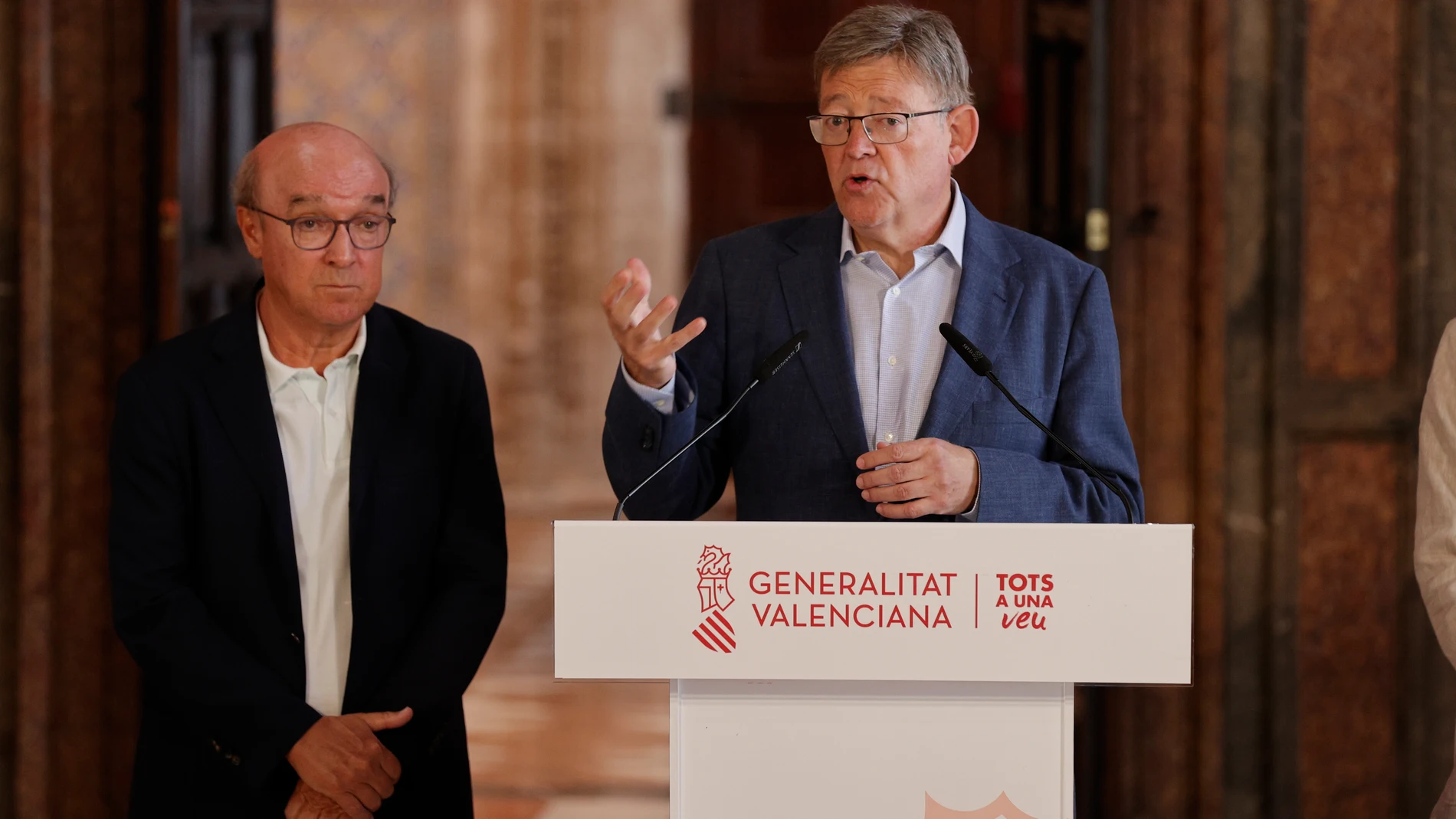 El president de la Generalitat, Ximo Puig junto al presidente de la Asociación Empresarial Hotelera y Turística de la Comunitat Valenciana (Hosbec) Antonio Mayor (i)