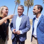 El consejero de Presidencia, Interior y Diálogo Social de la Junta de Andalucía, Antonio Sanz, junto a la consejera de Fomento y Articulación del Territorio de la Junta de Andalucía, Marifrán Carazo, y el Alcalde de Sanlucar de Barrameda, Victor Mora