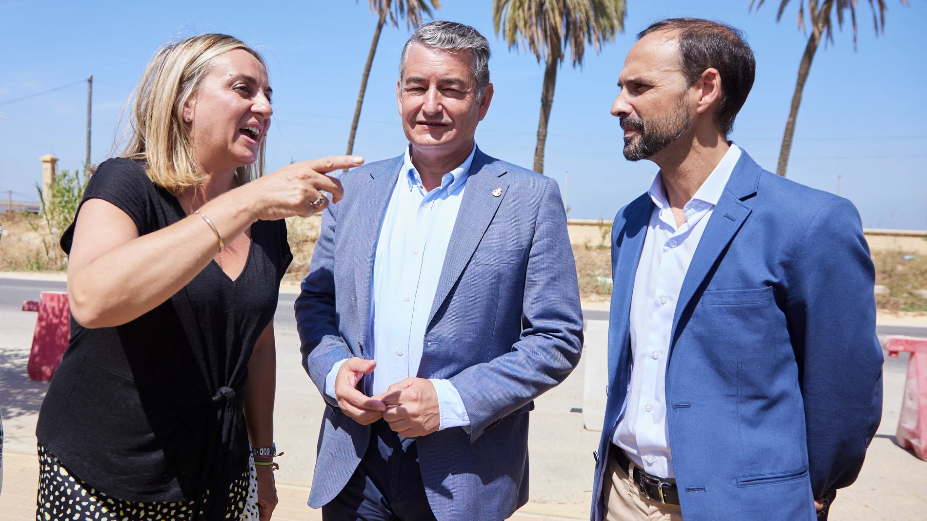 El consejero de Presidencia, Interior y Diálogo Social de la Junta de Andalucía, Antonio Sanz, junto a la consejera de Fomento y Articulación del Territorio de la Junta de Andalucía, Marifrán Carazo, y el Alcalde de Sanlucar de Barrameda, Victor Mora