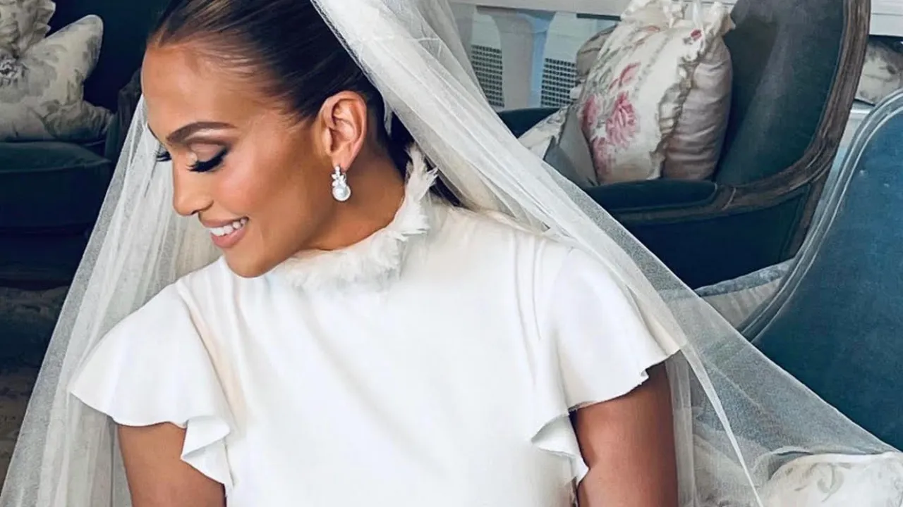 Jennifer Lopez enamora al mundo compartiendo sus tres vestidos de novia 'de ensueño' diseñados por Ralph Lauren Jennifer Lopez enamora al mundo compartiendo sus tres vestidos de novia 'de ensueño' diseñados por Ralph Lauren