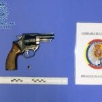 Revólver intervenido a un hombre detenido por la Policía Nacional en Cartagena