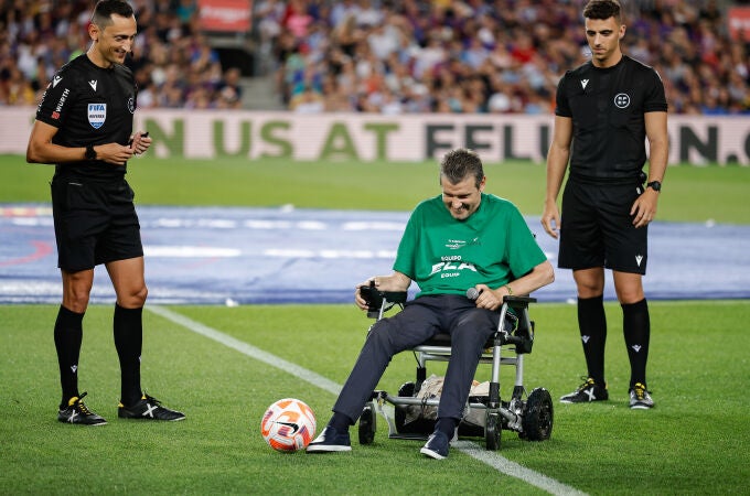 Juan Carlos Unzué hizo el saque de honor del partido