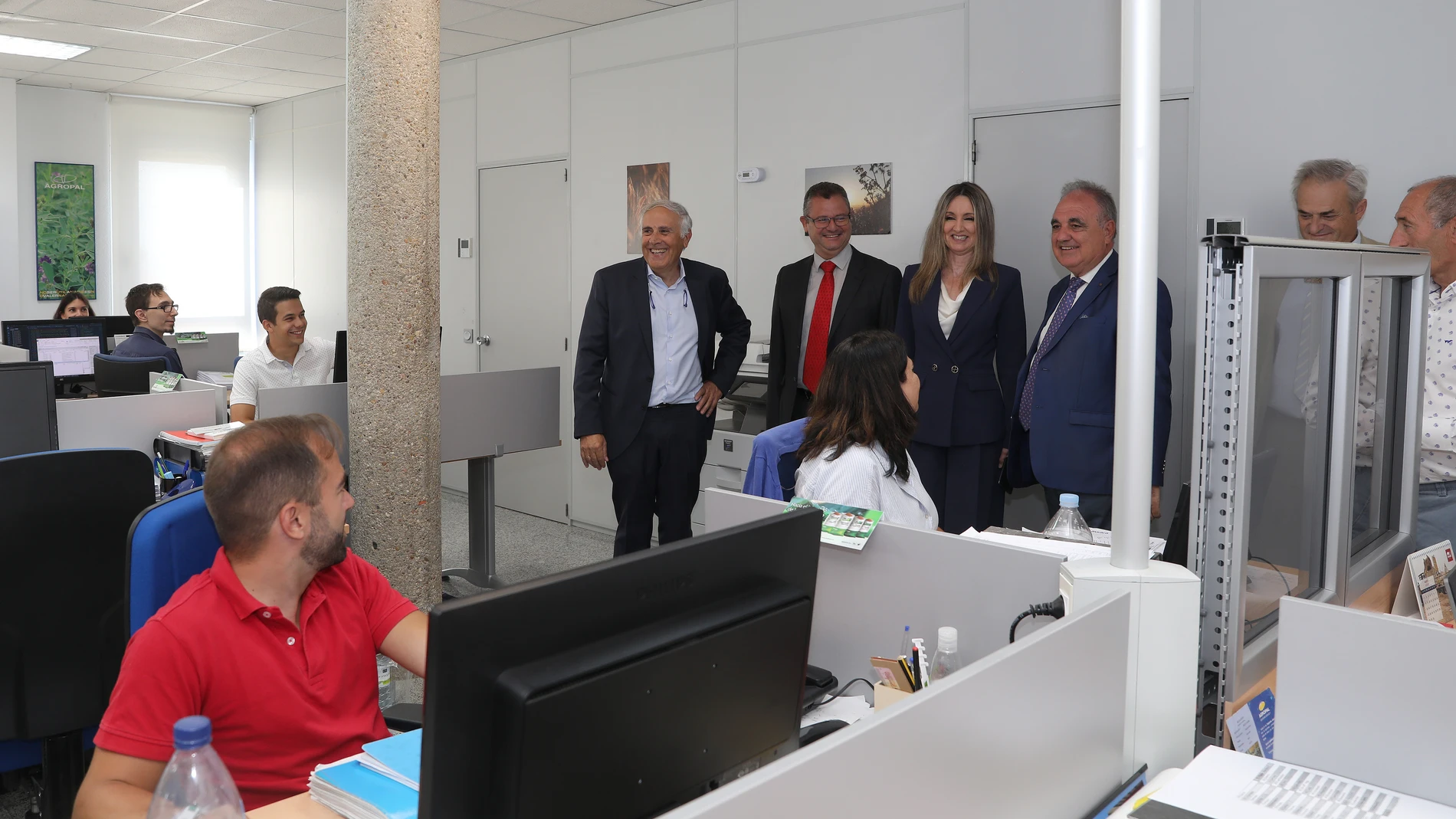 El consejero de Agricultura, Ganadería y Desarrollo Rural, Gerardo Dueñas; junto al gerente de AGROPAL, César Reales, entre otros, se reúne con el Consejo Rector de Agropal y visita las instalaciones