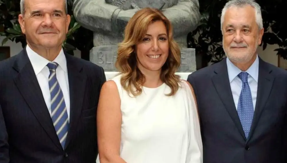 Susana Díaz, flanqueada por Chaves y Griñán, en el Parlamento andaluz