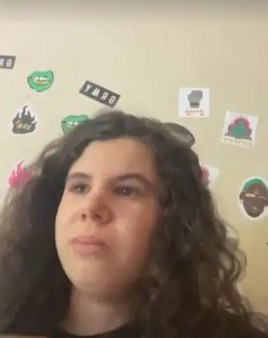 Carla Vigo llorando por la muerte del influencer Charlie