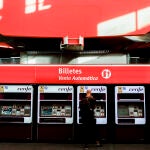 Un viajero gestiona la compra de sus abonos en máquinas expendedoras de billetes en una estación de Cercanías de Madrid