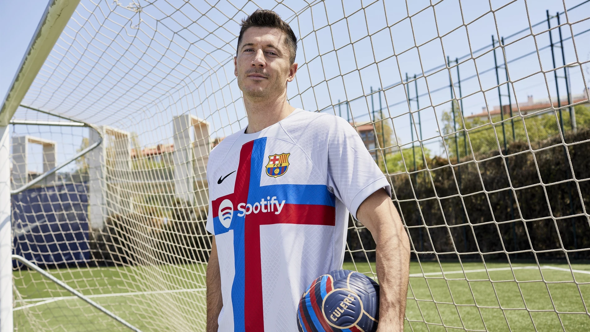 Robert Lewandowski, con la nueva tercera equipación del FC Barcelona.