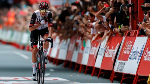 Marc Soler, del equipo UAE, entra vencedor en la meta de Bilbao