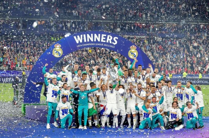 Los jugadores del Real Madrid celebran la décimo cuarta Champions en París