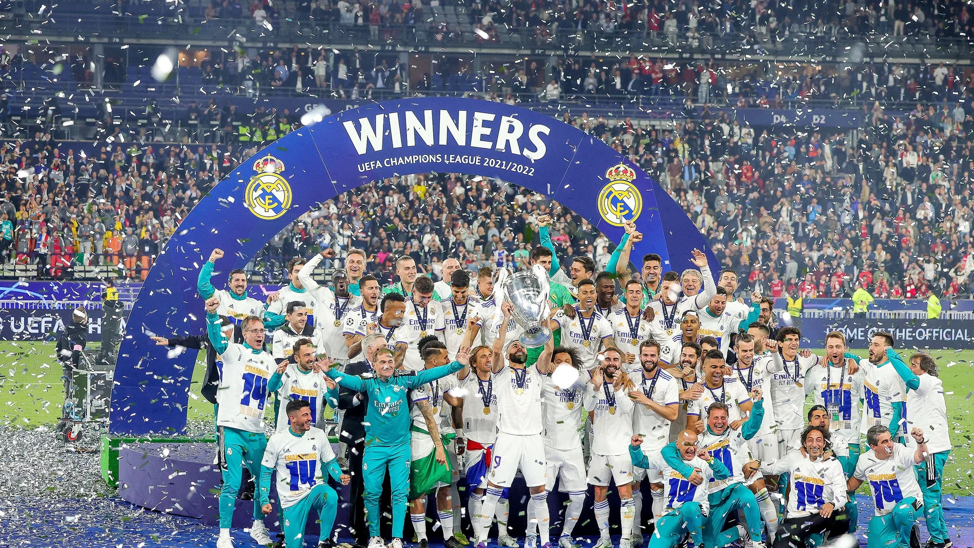 Los jugadores del Real Madrid celebran la décimo cuarta Champions en París